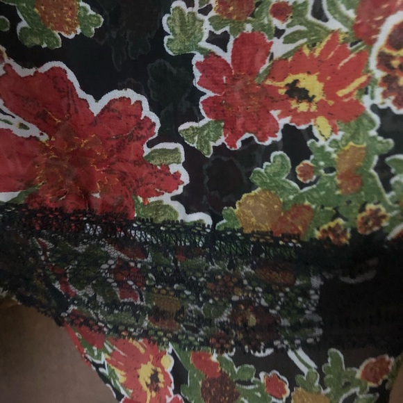 Flowy floral and lace sheer top - Picture 7 of 7